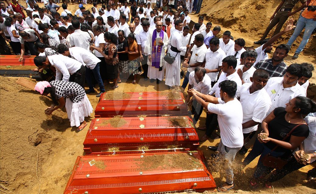 Upacara pemakaman korban serangan bom Sri Lanka