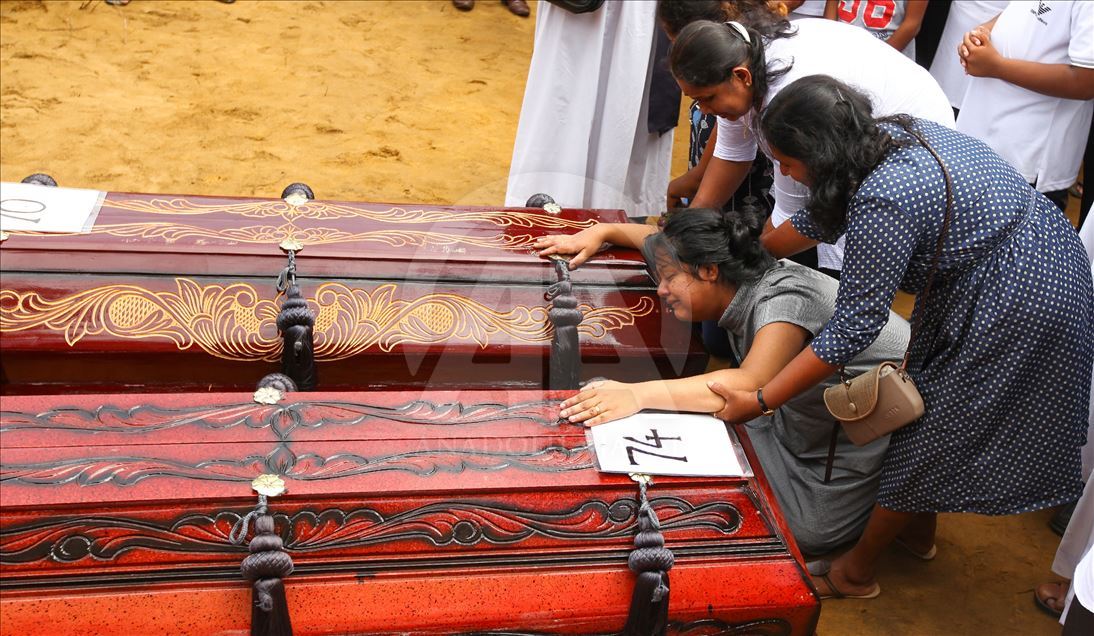 Upacara pemakaman korban serangan bom Sri Lanka