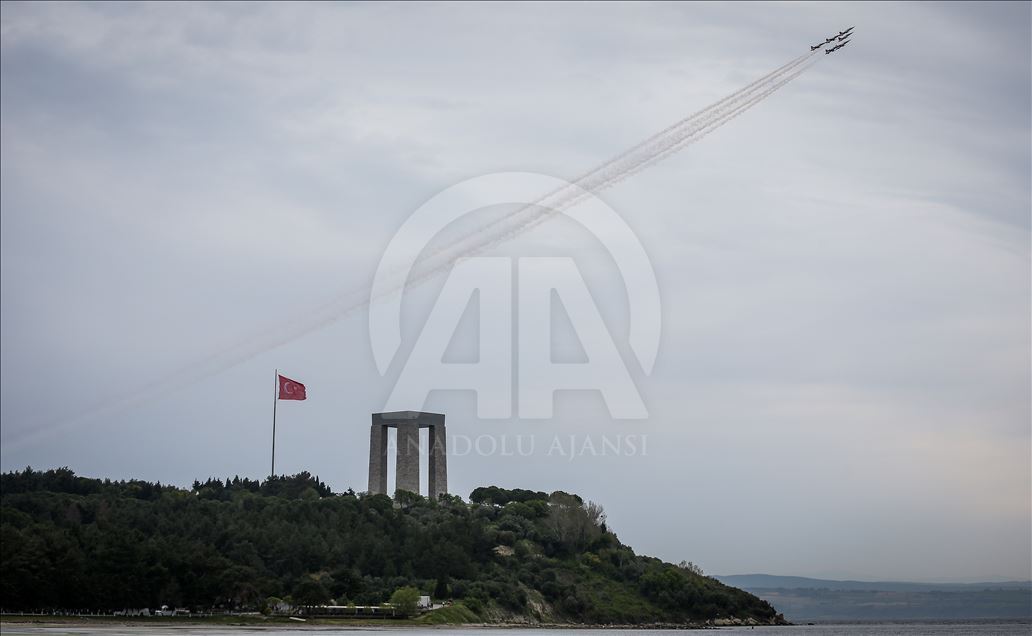 "Türk Yıldızları" Şehitler Abidesi semalarında