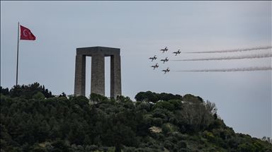 "Türk Yıldızları" Şehitler Abidesi semalarında