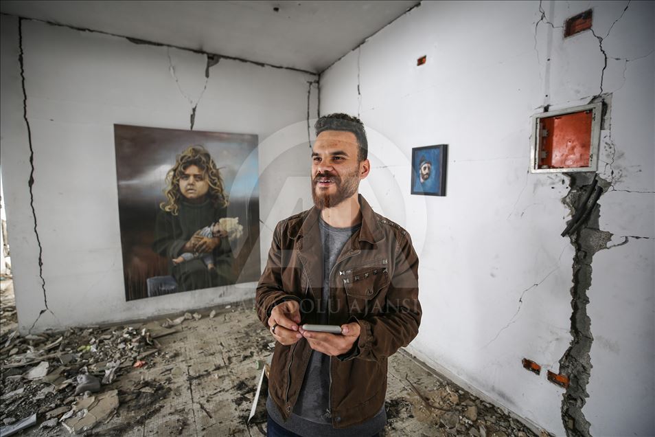 Gazze'de enkazlar arasındaki sıra dışı sergi