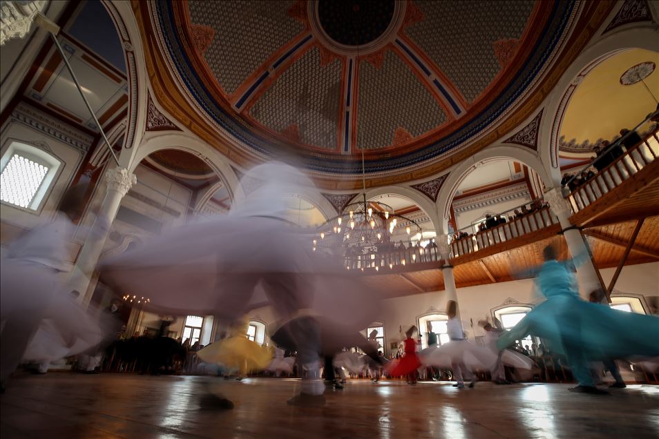 تركيا.. جناق قلعة تنظم برنامج عروض للرقص الصوفي
