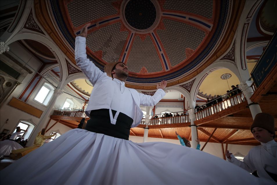 تركيا.. جناق قلعة تنظم برنامج عروض للرقص الصوفي
