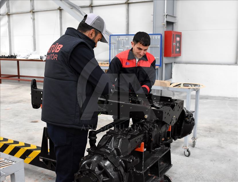 Traktör fabrikasında ilk traktörler banttan indi