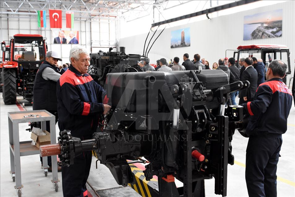 Traktör fabrikasında ilk traktörler banttan indi
