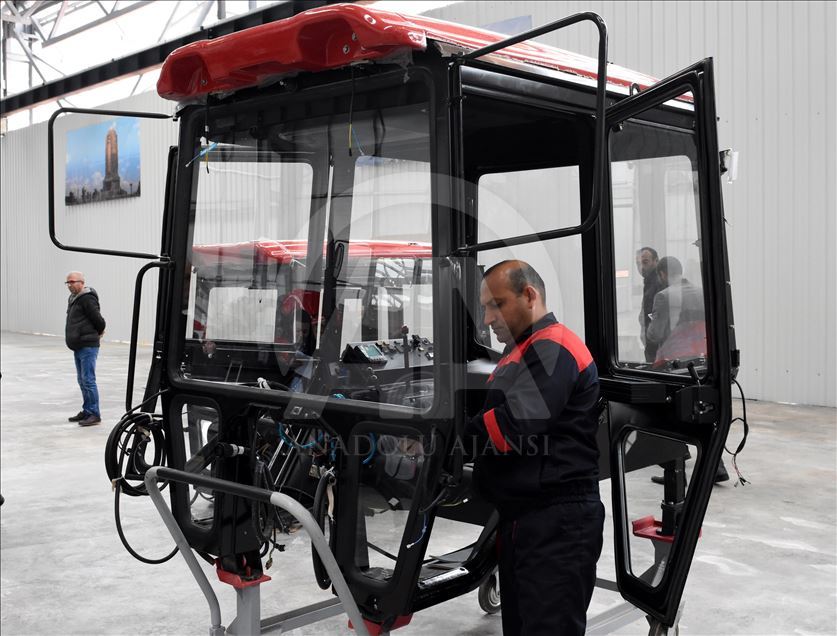 Traktör fabrikasında ilk traktörler banttan indi
