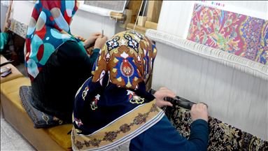 3 yılda dokuyorlar 9 bin lira kazanıyorlar