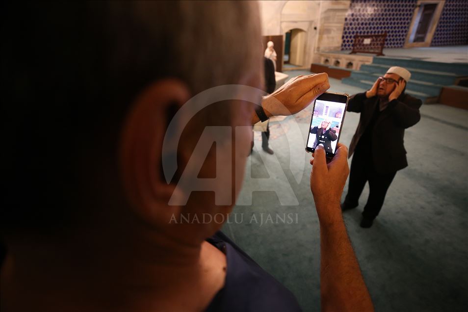 Green Mosque's muezzin reciting Azan with all five forms for tourists