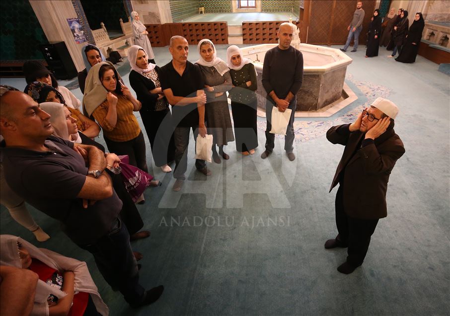 Green Mosque's muezzin reciting Azan with all five forms for tourists