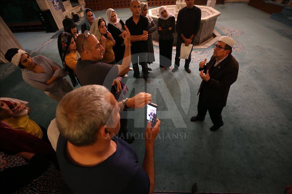 Green Mosque's muezzin reciting Azan with all five forms for tourists