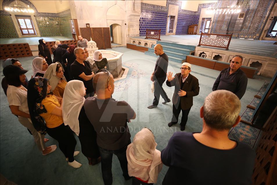 Green Mosque's muezzin reciting Azan with all five forms for tourists