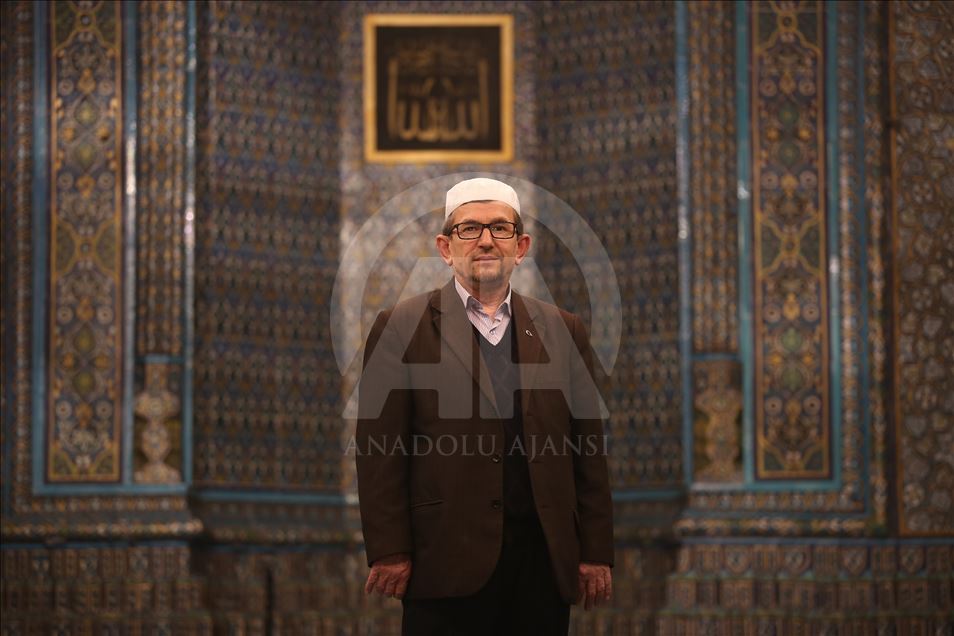 Green Mosque's muezzin reciting Azan with all five forms for tourists