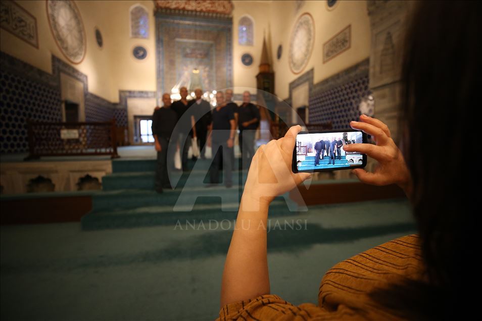 Green Mosque's muezzin reciting Azan with all five forms for tourists