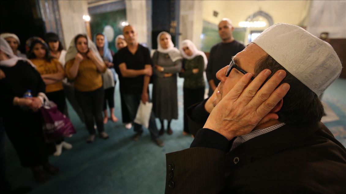 Green Mosque's muezzin reciting Azan with all five forms for tourists