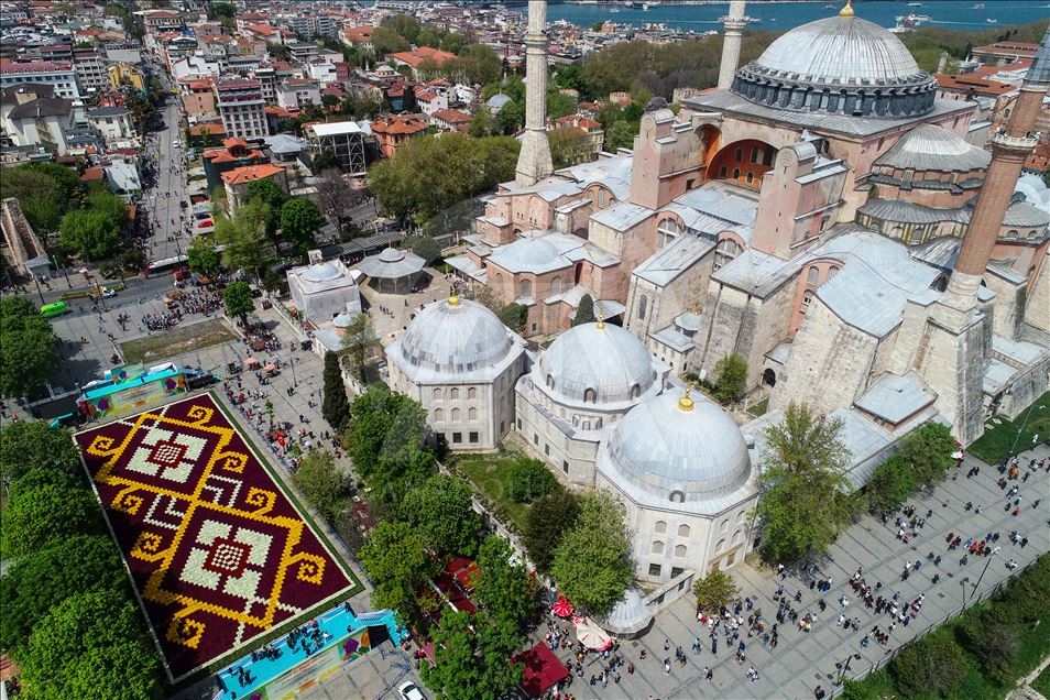 World's largest 'Tulip Carpet' in Sultanahmet Square