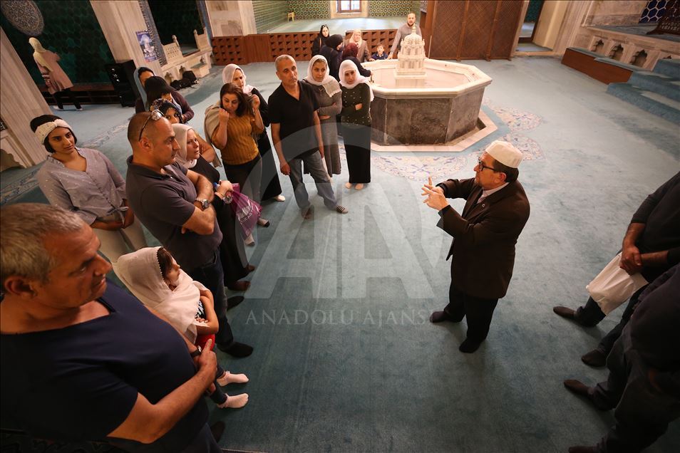 Green Mosque's muezzin reciting Azan with all five forms for tourists