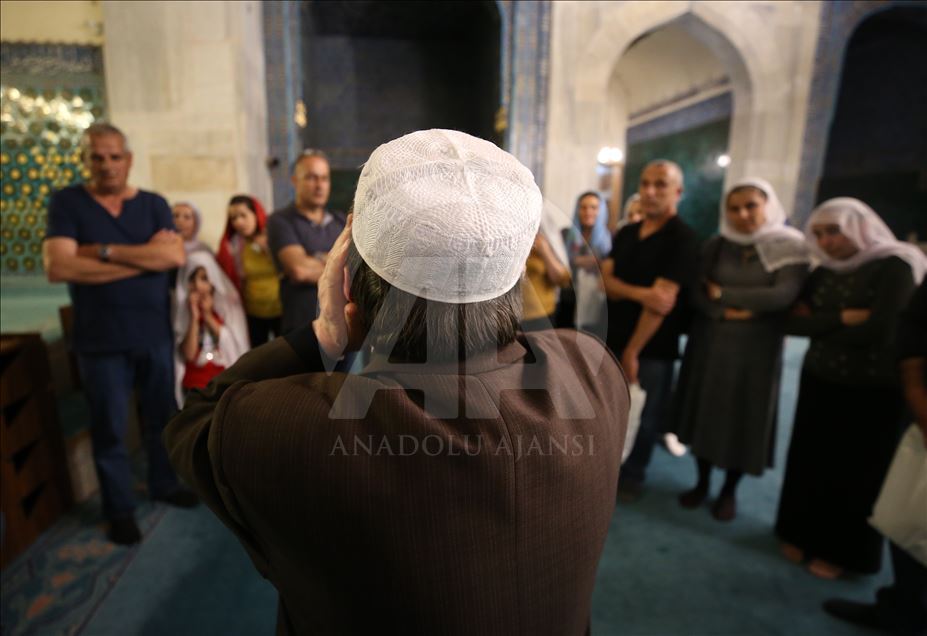 Green Mosque's muezzin reciting Azan with all five forms for tourists