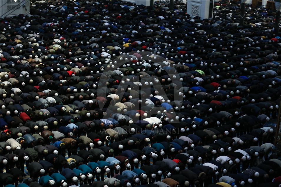 Binlerce kişi Çamlıca Camisi'nde buluştu
