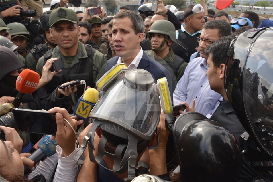 Juan Guaidó habla cerca a base militar en Caracas