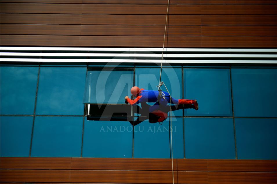 Turkish man in 'Spider-Man' costume donates blood