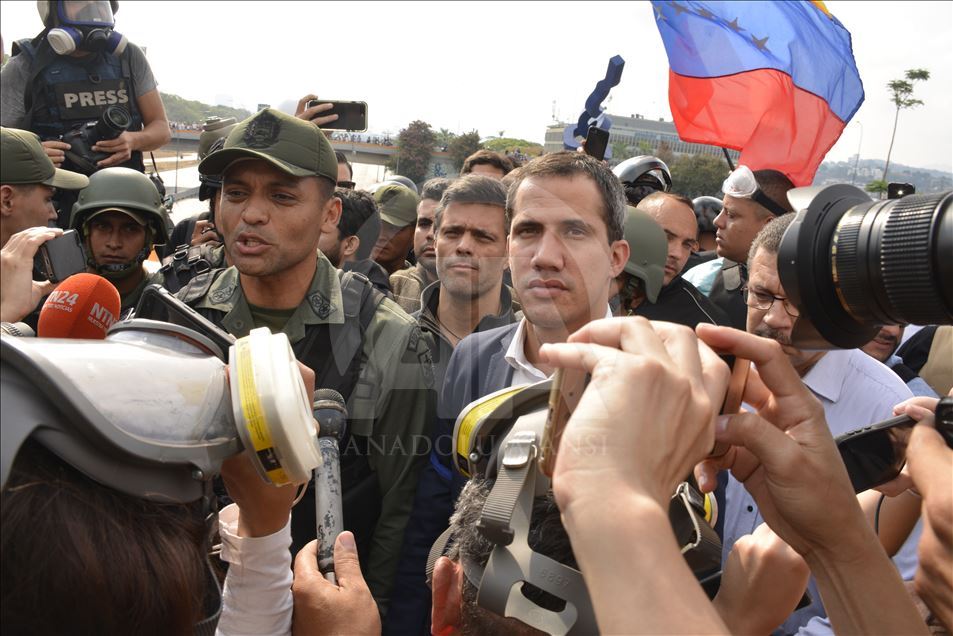 Juan Guaidó habla cerca a base militar en Caracas