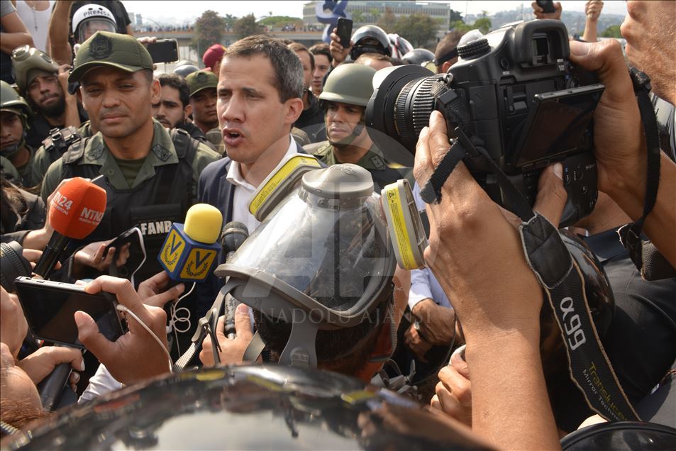 Juan Guaidó habla cerca a base militar en Caracas