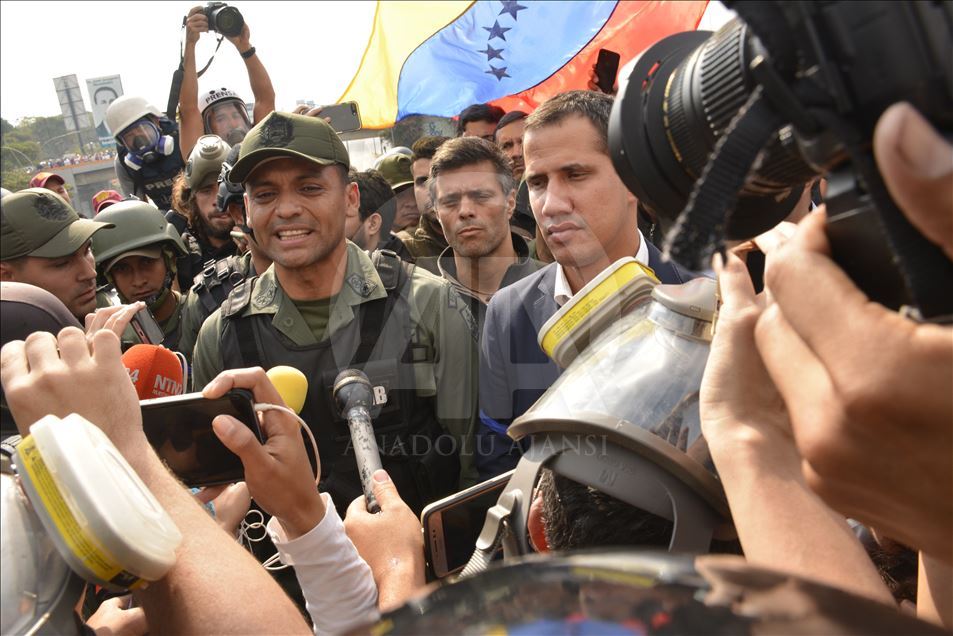 Juan Guaidó habla cerca a base militar en Caracas