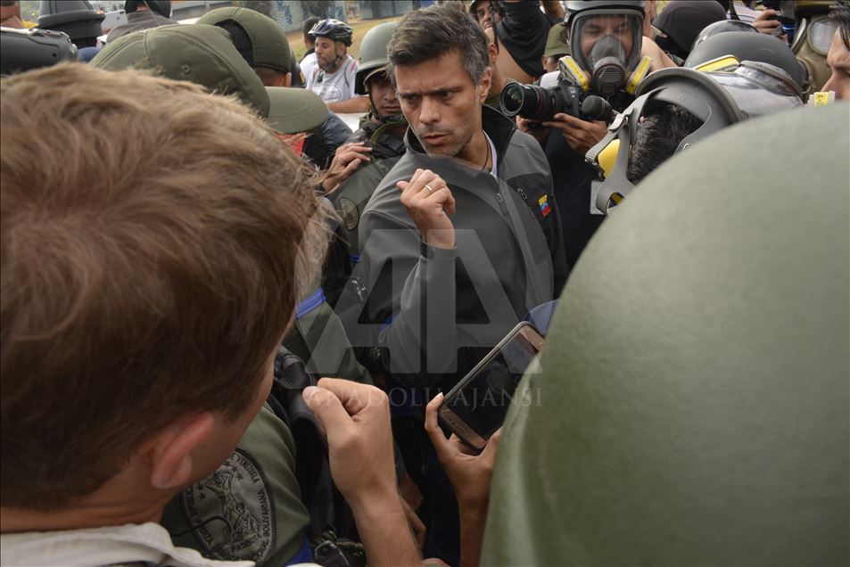 Juan Guaidó habla cerca a base militar en Caracas