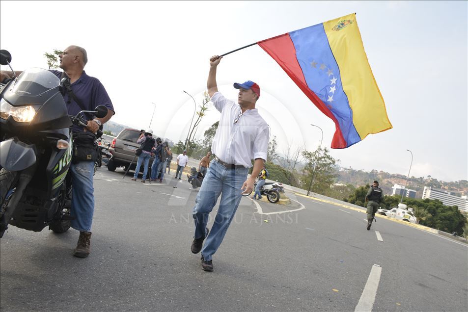 Juan Guaidó habla cerca a base militar en Caracas