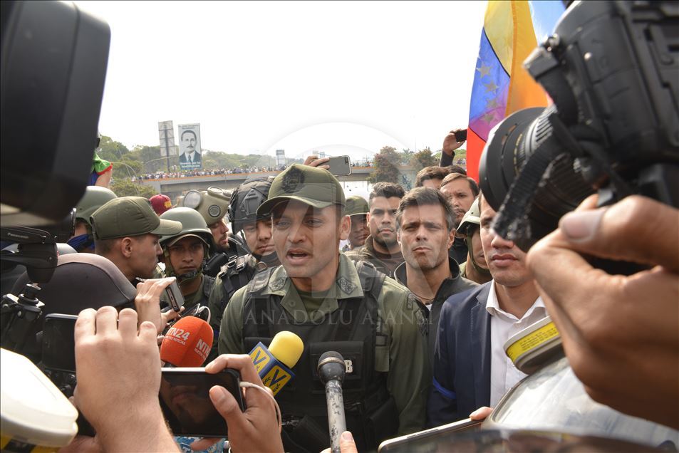 Juan Guaidó habla cerca a base militar en Caracas