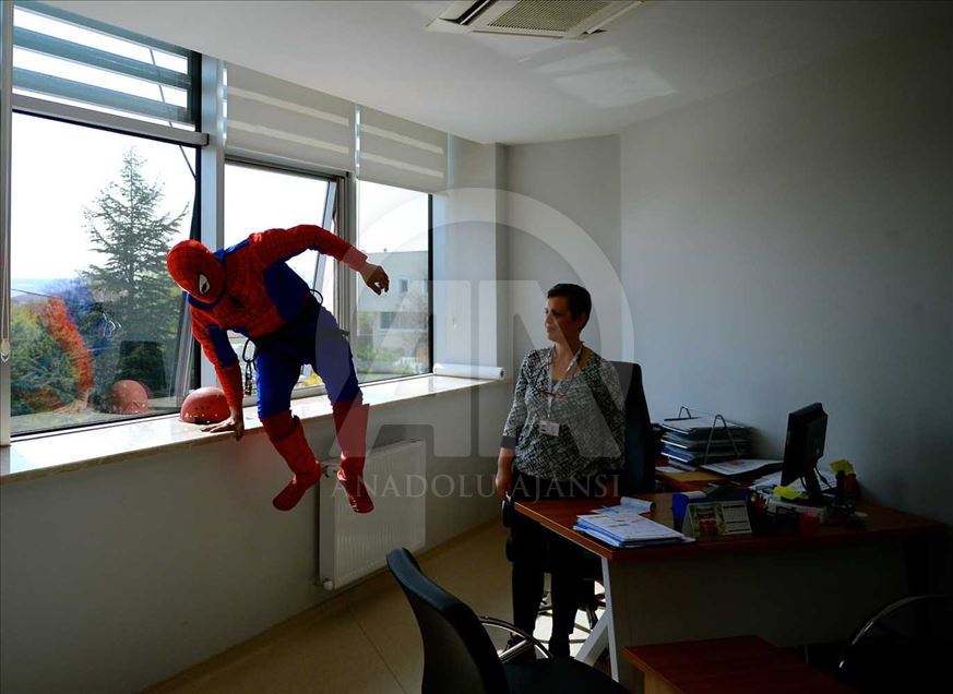 Hombre turco en traje de "Hombre araña" dona sangre