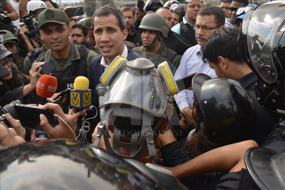 Juan Guaidó habla cerca a base militar en Caracas