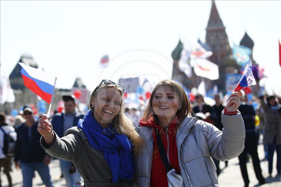 Около 100 тысяч человек вышли на Красную площадь 1 мая
