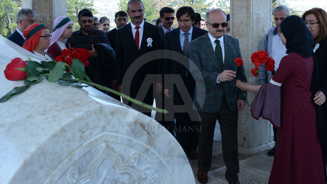 Yunus Emre kabri başında anıldı