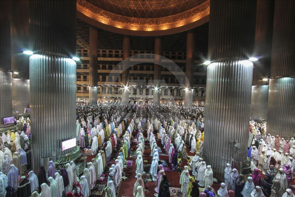Salat tarawih di masjid terbesar di Asia Tenggara