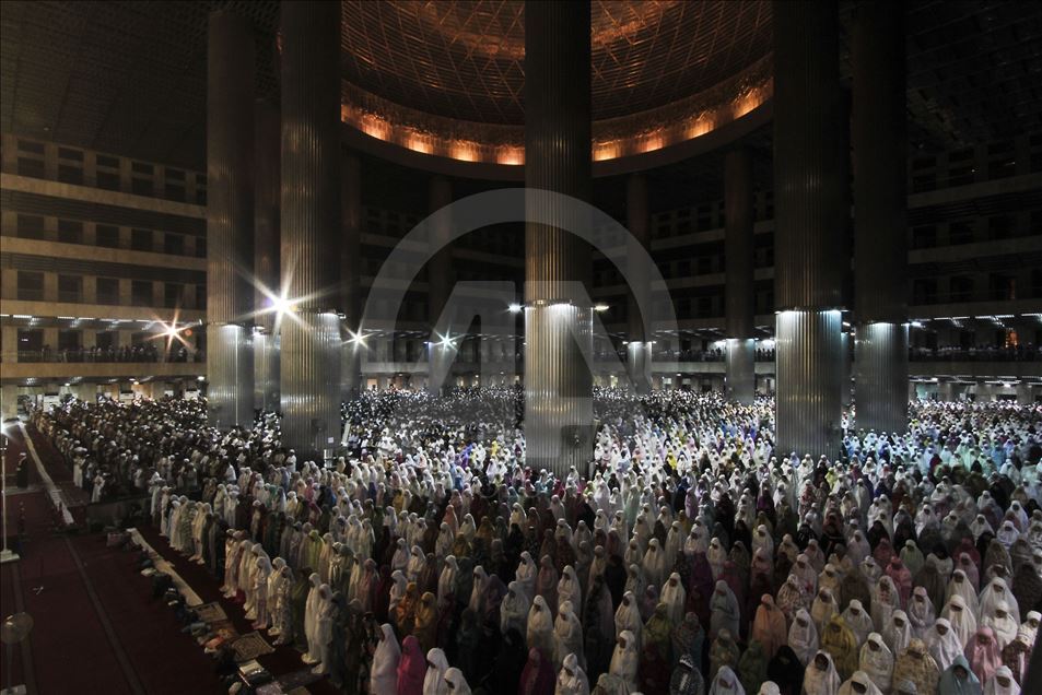 Salat tarawih di masjid terbesar di Asia Tenggara