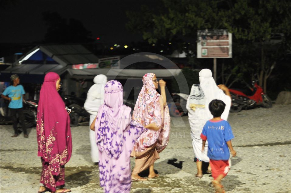 Pengungsi gempa Palu salat tarawih di masjid darurat