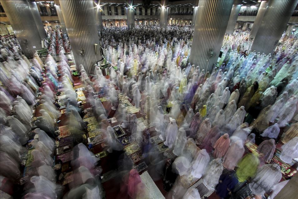 Tarawih prayer in the largest mosque in Southeast Asia