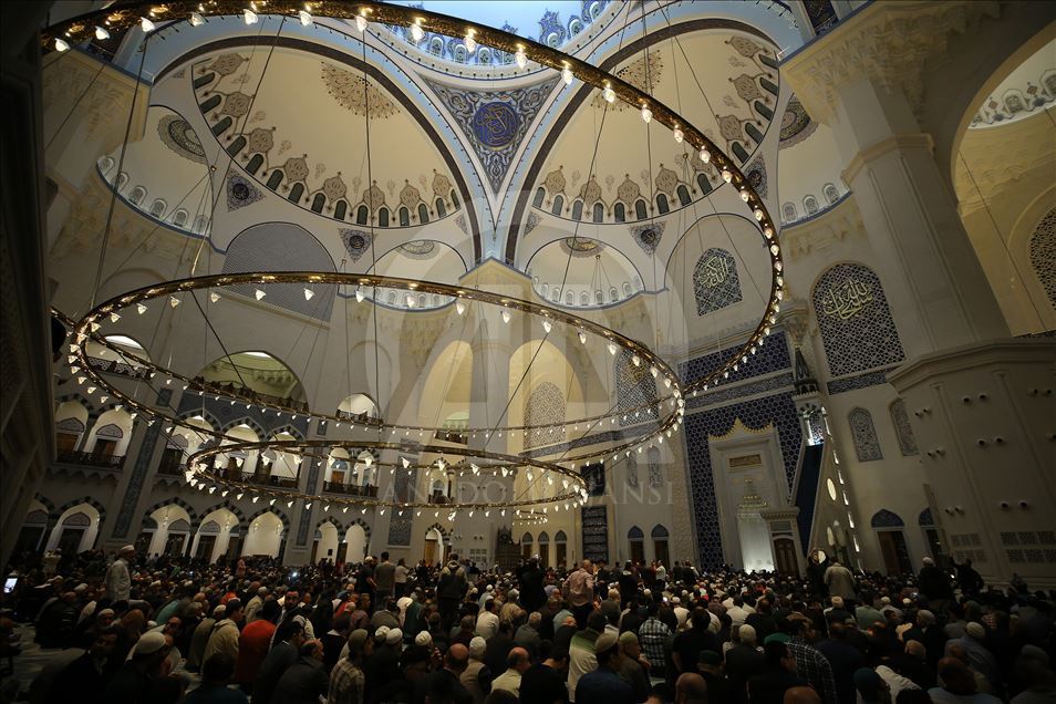 İstanbul'da ilk teravih namazı kılındı