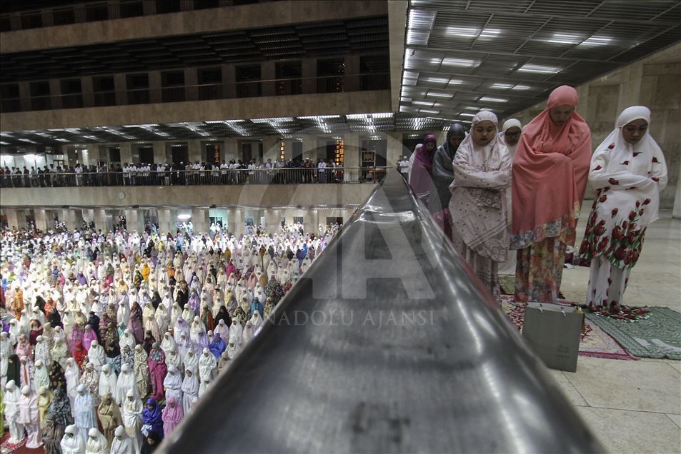 Salat tarawih di masjid terbesar di Asia Tenggara