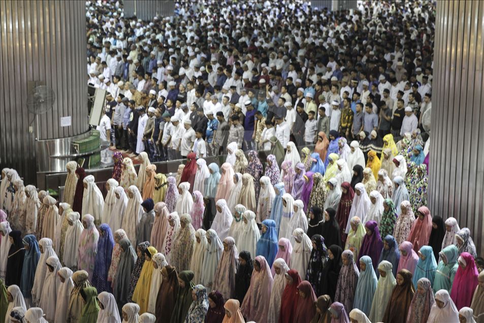 Salat tarawih di masjid terbesar di Asia Tenggara