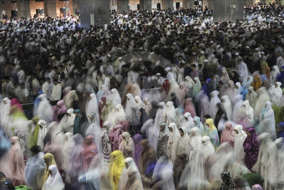 Tarawih prayer in the largest mosque in Southeast Asia