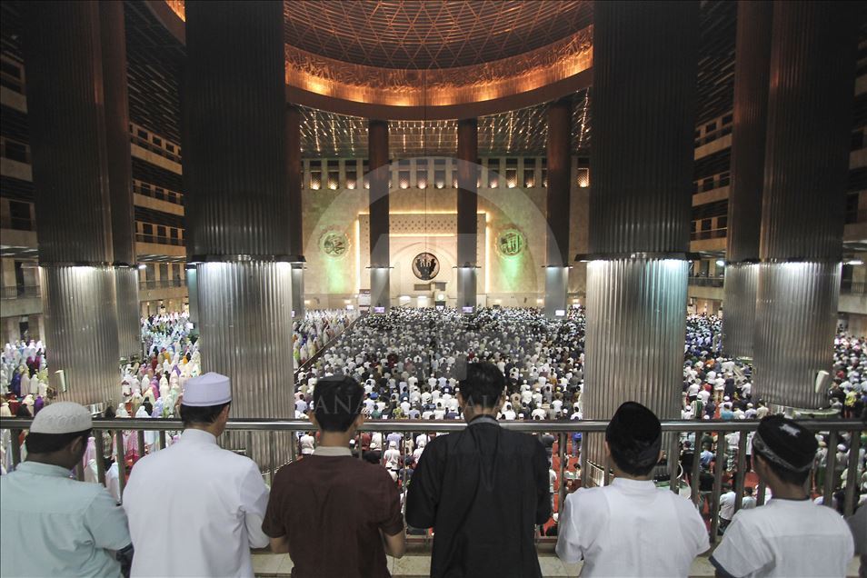 Salat tarawih di masjid terbesar di Asia Tenggara