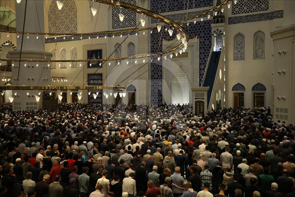 İstanbul'da ilk teravih namazı kılındı