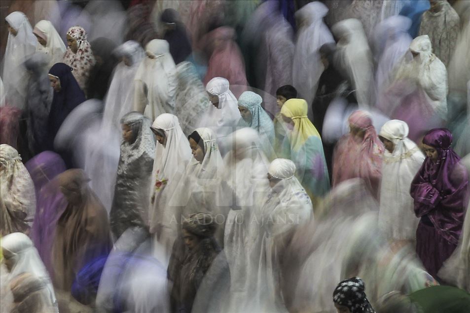 Salat tarawih di masjid terbesar di Asia Tenggara