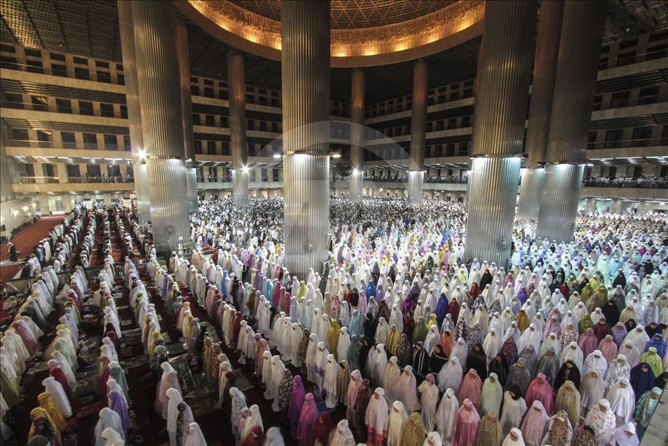 Salat tarawih di masjid terbesar di Asia Tenggara