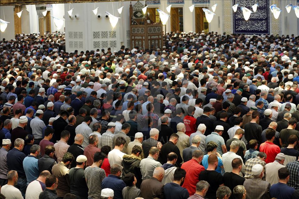 İstanbul'da ilk teravih namazı kılındı