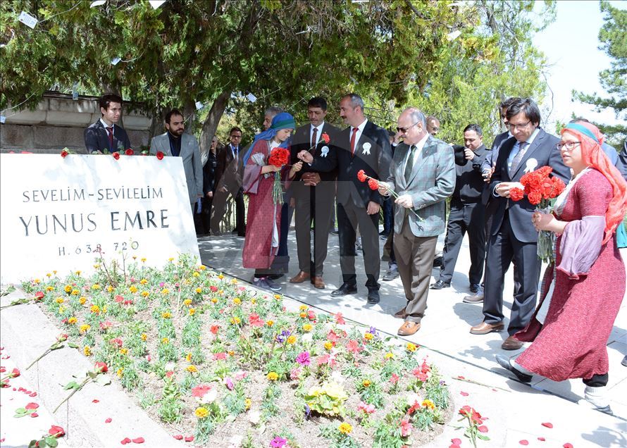 Yunus Emre kabri başında anıldı