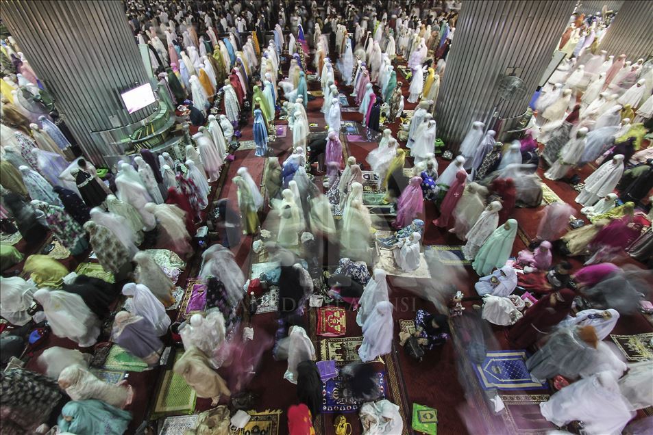 Salat tarawih di masjid terbesar di Asia Tenggara