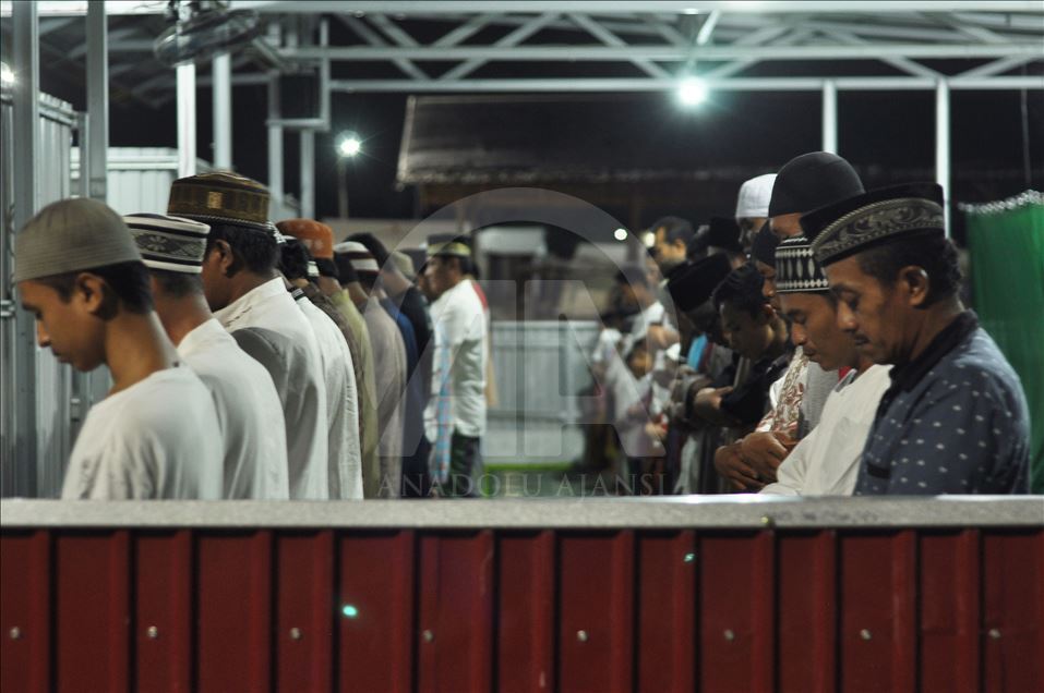 Pengungsi gempa Palu salat tarawih di masjid darurat